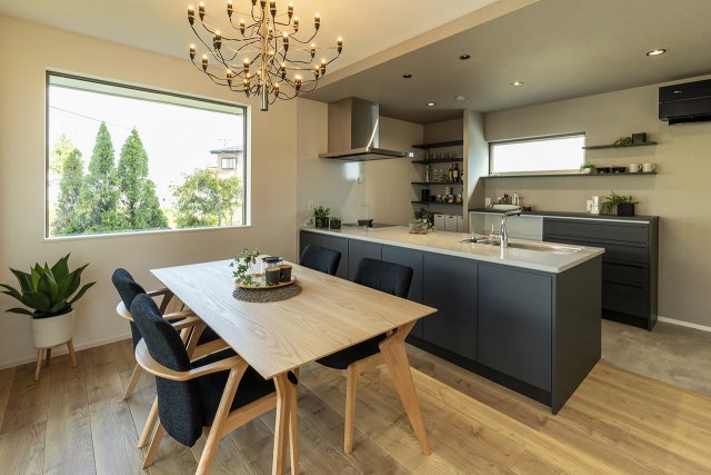 タカラのフラット対面キッチンです。食洗器はW600の大型を設置し、食器も調理器具もまとめて洗えます。床材にはフロアタイルを採用。デザイン性と清掃性を兼ね備えています。