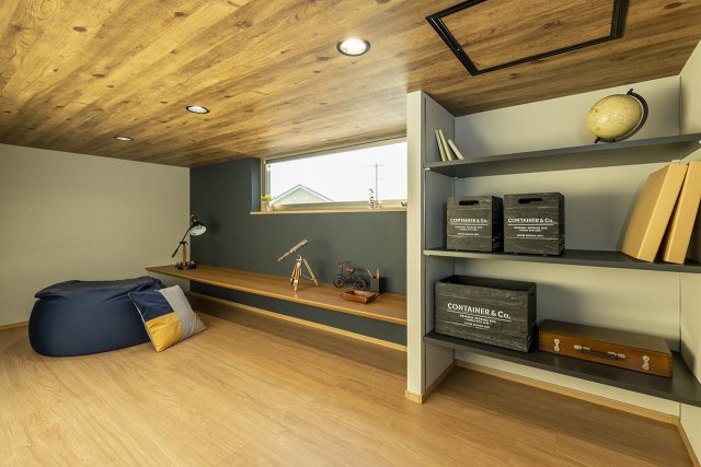 2階奥には、デッドスペースとなる小屋裏を趣味の部屋として活用。天井高さが1400㎜以下のため、床面積にも含まれません。