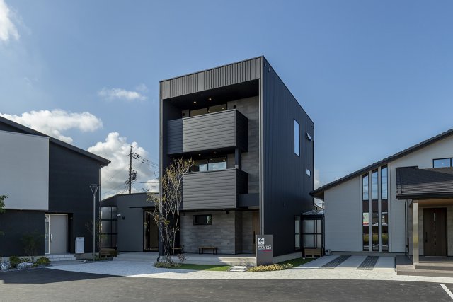 ガルバリウムをベースに大判のタイルを贅沢に使用した、シンプルで都会的な三階建住宅です。