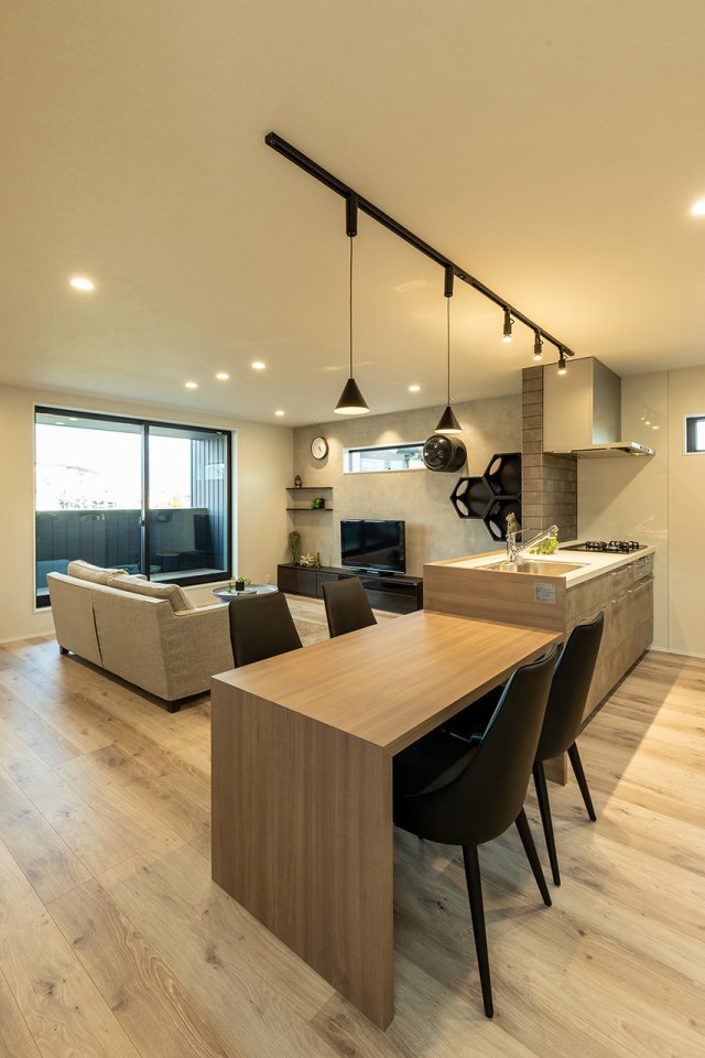 キッチン腰壁と同材で造作したダイニングテーブルや、タイル貼りにしたコンロ前など、一味違うデザインが魅力のDK空間です。