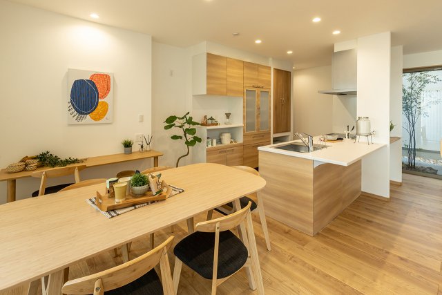 キッチンとダイニングを横並びにすることで動線が短くなり、配膳がスムーズに行なえます。