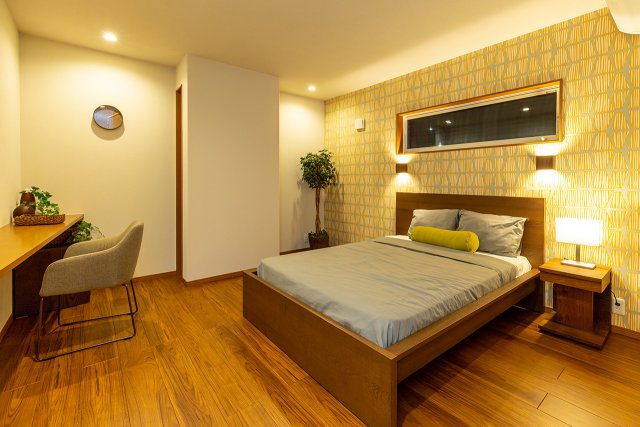 8.6帖の主寝室は、間接照明を用いることで落ち着いた雰囲気を演出しました。