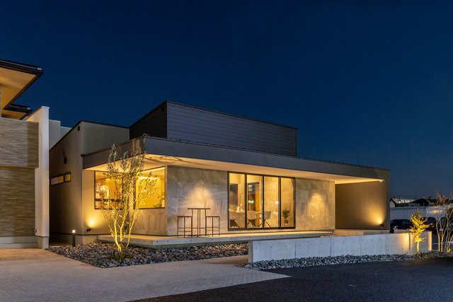 深い軒と大開口がつくる外部との一体感が特徴的な平屋建住宅。