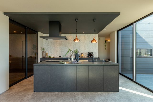 グレーの室内に、黒で統一したキッチンはスタイリッシュで洗練された雰囲気です。