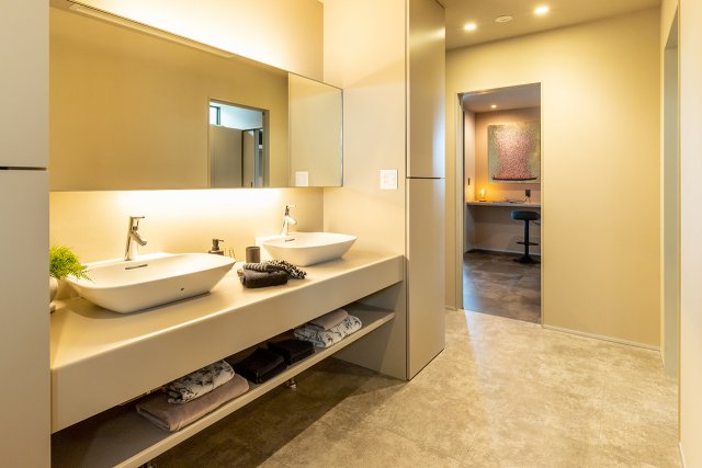 2人並んでもゆったりと使える造作洗面台。洗面の横には使い勝手の良い造作収納を取り付けました。