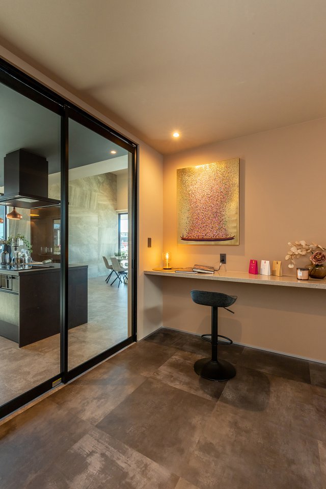 キッチンの横にはミセスルームを設けました。2枚引戸によって空間を仕切ることができ、個室として使うこともできます。