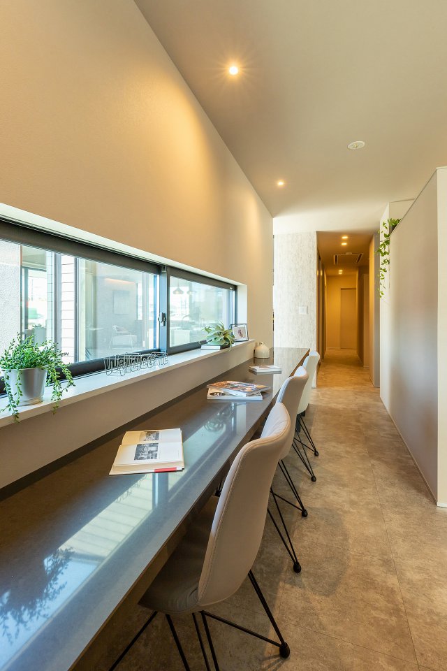 読書やパソコンなど、趣味やちょっとした作業ができるスペース。目前には中庭の景色が広がります。