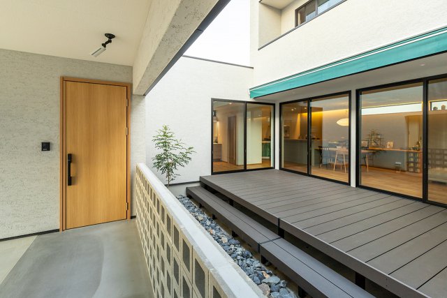 雨に濡れずに室内に出入りすることができるインナーガレージ。車2台が余裕をもって停められます。