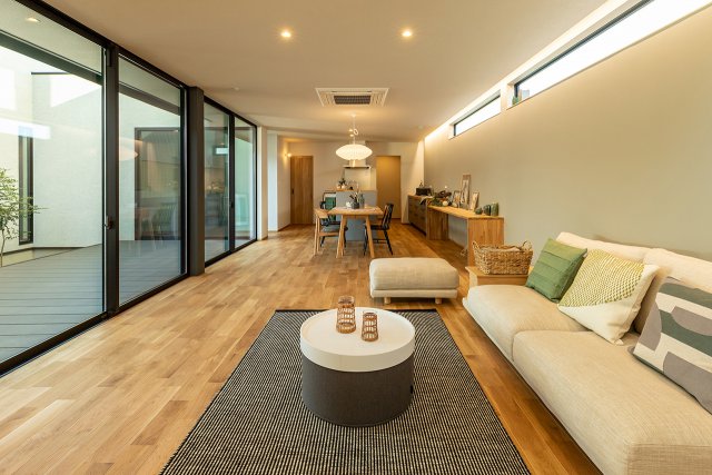 中庭へとつながる開放感が心地よいリビング。ダイニングやキッチンからも見渡せます。