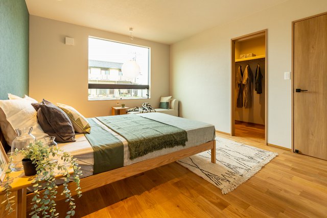 書斎とウォークインクローゼットを設けた8.4帖の主寝室。