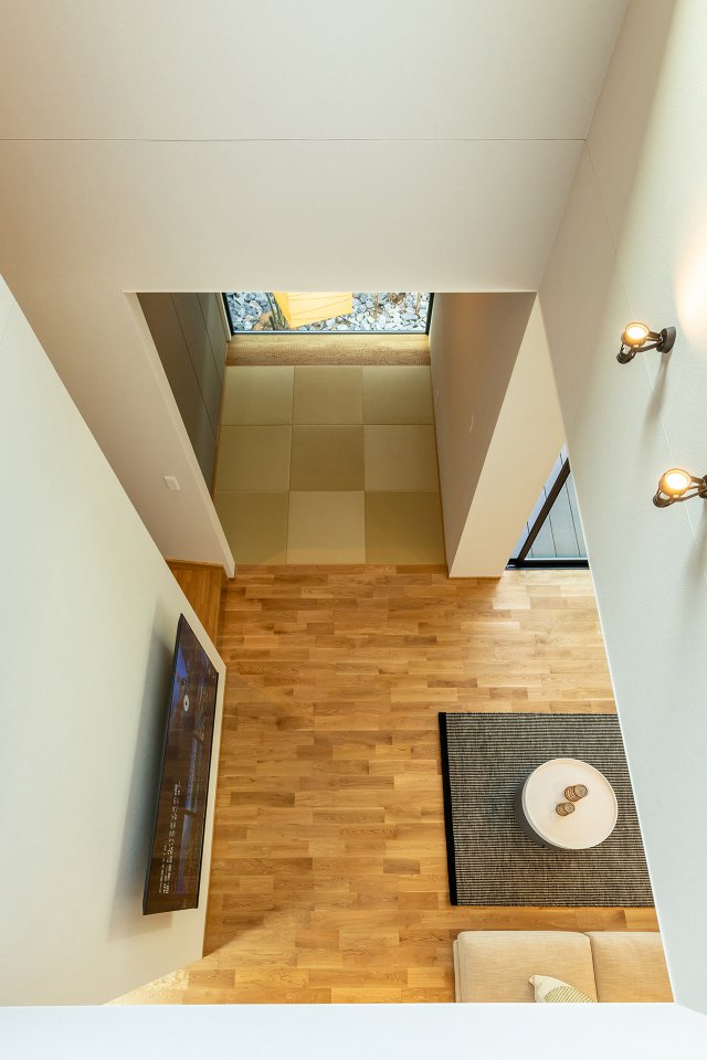リビングと続き間のタタミコーナー。階段と一体になった吹抜が広がりを演出します。