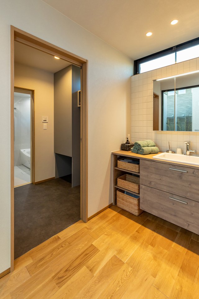 中庭からの光を取り込んで明るさを確保した、幅1.35ｍのゆとりある洗面スペース。