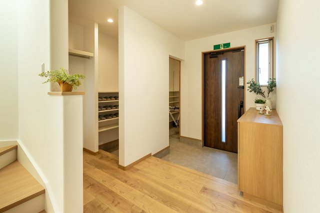 可動棚を設置した大容量のシューズクロークは二世帯分の靴をたっぷり収納できます。