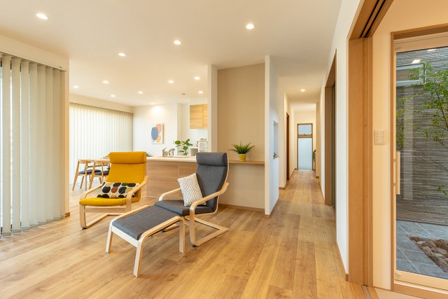 リビングを中心にダイニングやキッチン、和室、中庭をレイアウトした親世帯LDK。