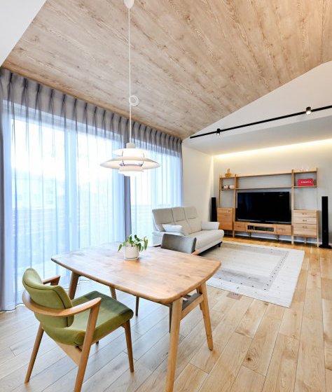 こだわりが随所に光る 美しい木目の勾配天井が特徴的な平屋