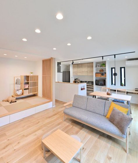 ホワイトカラーと相性ばっちりの開放的なLDKが特徴的な高性能住宅