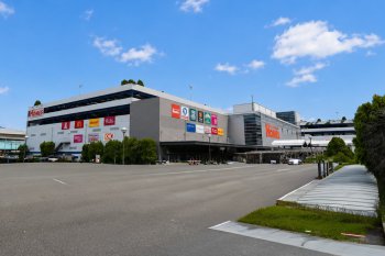 島忠ホームズ新山下店