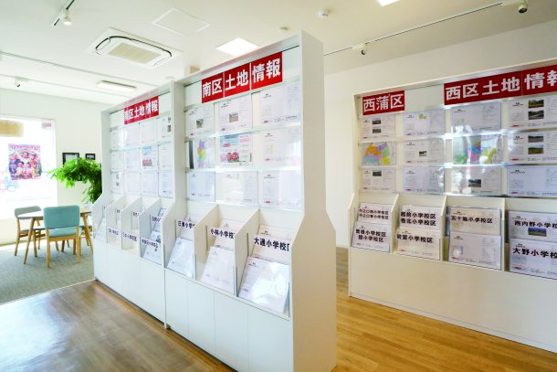 常時約1,000件の土地情報を展示。
エリアや小学校区で探しやすい！
参考プランの展示もございます。
