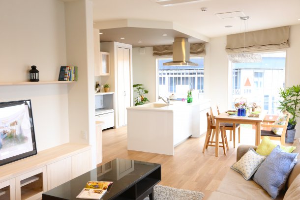 アイランドキッチンのあるLDKは見ごたえ充分。