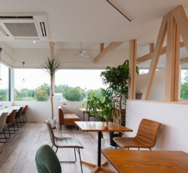 開放感×梁見せデザインが魅力のナチュラルカフェ