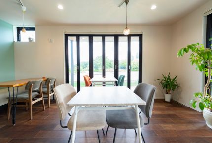 開放感×梁見せデザインが魅力のナチュラルカフェ