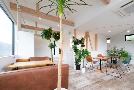 開放感×梁見せデザインが魅力のナチュラルカフェ