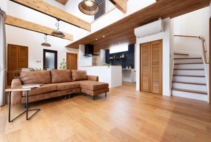 吹き抜けで開放的なカリフォルニアスタイルハウス