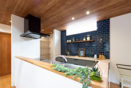 吹き抜けで開放的なカリフォルニアスタイルハウス