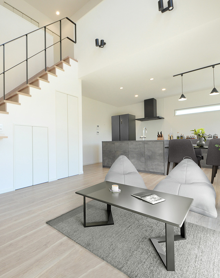 アイアン手すりが映えるイタリアンモダンハウス