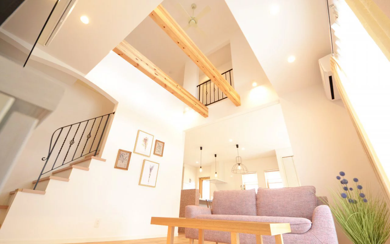明るい吹き抜けリビングのある南欧風住宅 Kent Homes