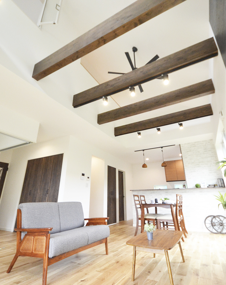 大屋根の吹き抜けがあるバイクガレージハウス