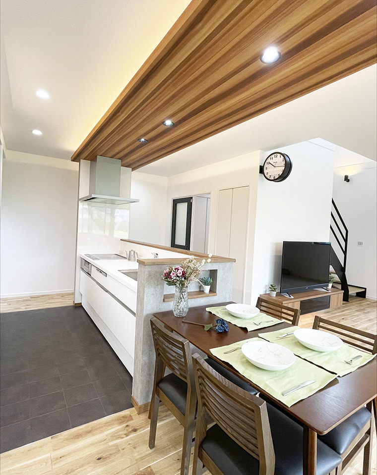 鮮やかな木目とグレーを基調にしたお家