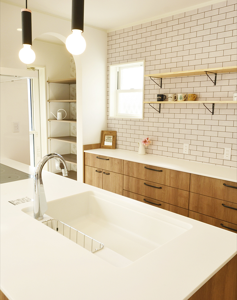 可愛いキッチンがお出迎えするカフェ風のお家