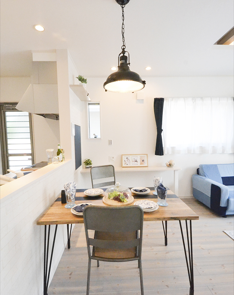 デニムカラーの綺麗な小屋裏のあるお家