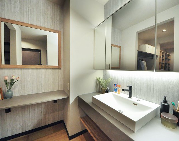 細部までこだわったデザイン系の洗面スペース。隣には身支度を整えることができるミラーとドレッサーが。朝の身支度の時間がスムーズになります。