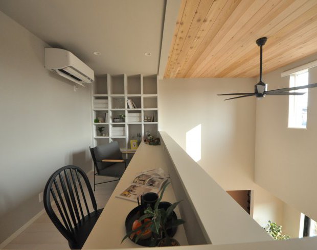 2階ホールに設けたカウンタースペース。夫婦の趣味の作業場として、子どもの勉強スペースとして…さまざまな使い方ができる憩いの場所。断熱性能が高い家だからこそ快適に過ごせます。