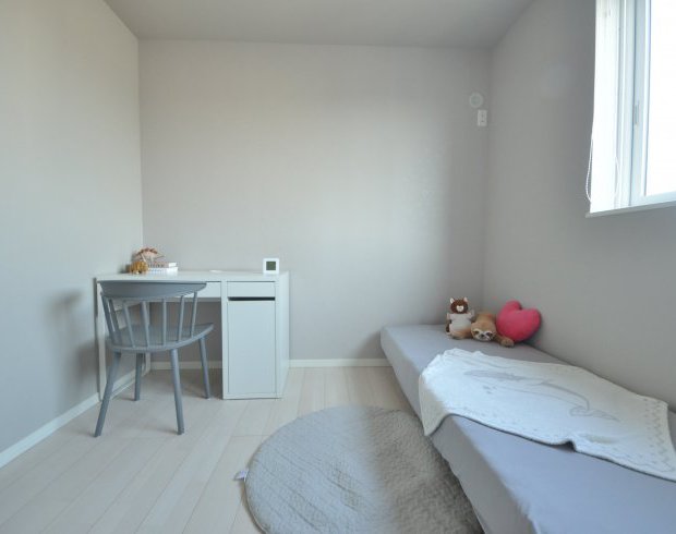 壁紙にもこだわった子ども部屋。コンパクトながら大き目のクローゼットも完備。大きな窓を設けているので日中は陽の光が降り注ぐので明るいのが特徴です。