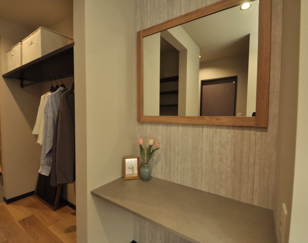 シューズクロークとウォークインクローゼット、身支度スペースと繋がる動線は家族全員に好印象！ そのまま洗面、脱衣室と水回りスペースと一直線なのも嬉しいです。