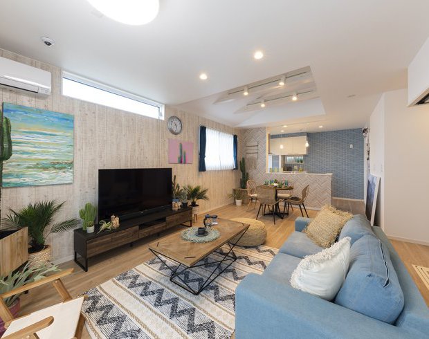 ダイニングと一体化した広々リビング。ブルーのアクセントが爽やかな印象を与え、心地よく過ごせる上質な空間に仕上がっています。