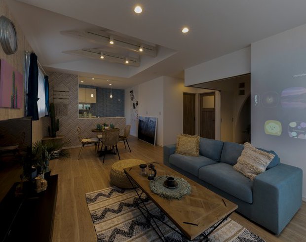 落ち着いた色合いと間接照明が上質な雰囲気を演出。夜は壁にプロジェクターで映画を映し、まるでホームシアターのような特別なひとときを楽しめます。