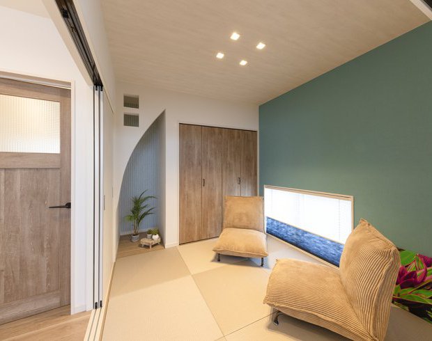 曲線の開口の床の間が印象的な和室はメンテナンスフリーの和紙畳を採用。静かに過ごしたいときにぴったりの癒しの空間です。