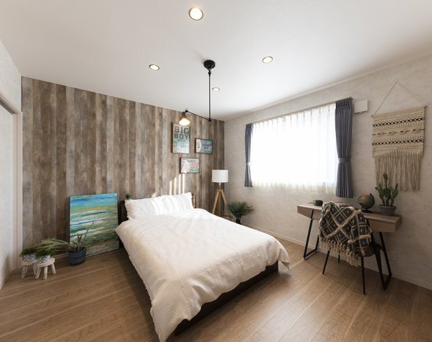 木目調のアクセントウォールと優しい間接照明が心を落ち着かせる、ナチュラルモダンなベッドルーム。リラックスした眠りをサポートします。