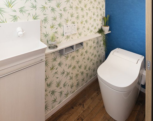 ブルーの壁紙が印象的なトイレスペース。遊び心を感じるデザインながら、使いやすさにもこだわった快適な空間です。