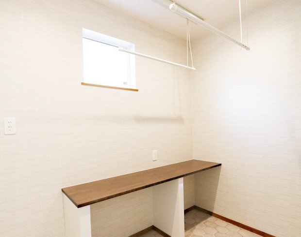 カウンター付きの部屋干しができるランドリールームは作業効率が上がります
※写真はイメージです