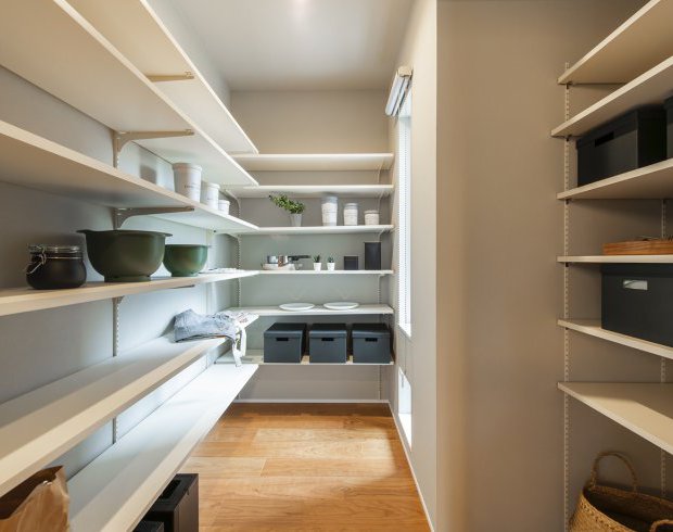 キッチン横の大型パントリーは、まとめ買いした食材や調味料、キッチン家電までたっぷり収納できます。キッチンカウンターがすっきり保て、料理がより楽しくなります。災害時の備蓄にも対応し、安心の暮らしをサポートします。
※写真はイメージ