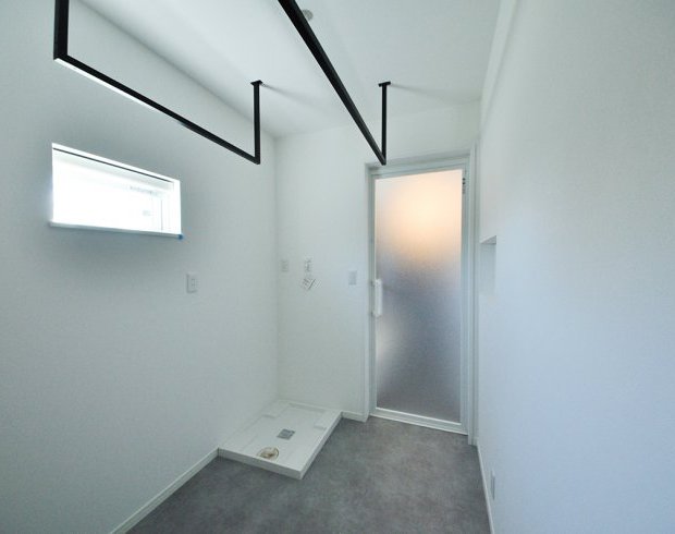 脱衣所に2箇所の室内物干しを設置し、雨の日や花粉の季節も安心してお洗濯ができます。夜間の洗濯にも対応でき、プライバシーも守られます。2箇所あることで家族みんなでもゆったり干せて、毎日の家事がグッと楽になる嬉しい設計です。
※写真はイメージ