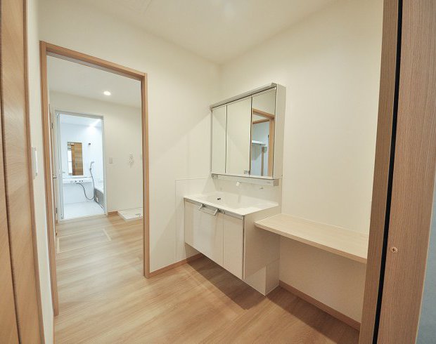 洗面台が独立しているので、朝の混雑時でも気兼ねなく使えます。来客時もプライベートを気にせず使っていただけます。
※写真はイメージ。