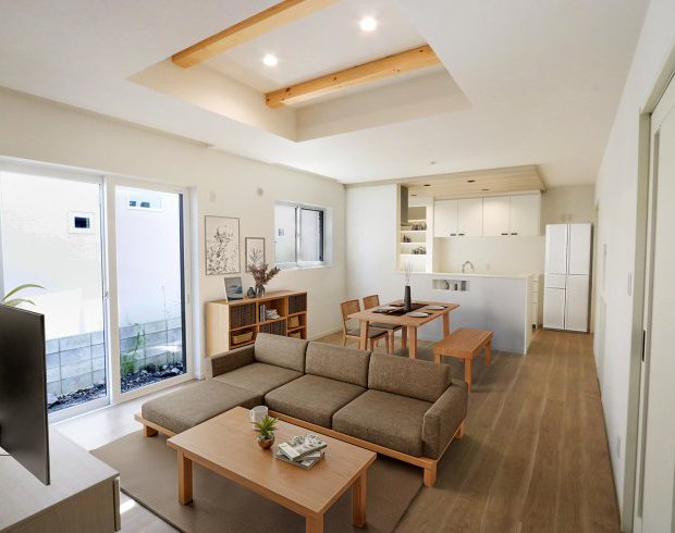 縦長LDKは、キッチンから全体が見渡せ、ご家族の様子を見守れます。窓から光が奥まで届き、開放感あふれる明るい空間です。
※写真はイメージ。