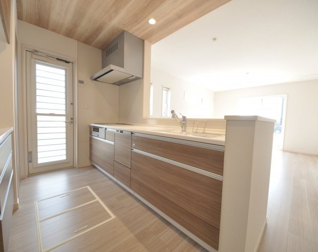 タカラスタンダードのキッチン「オフェリア」は、美しい木目デザインが魅力。汚れに強くお手入れが簡単な高品位ホーローで、家事を楽にします。
※写真はイメージ。