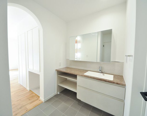 独立した洗面室は、まるでホテルのような上質な空間です。忙しい朝でも、洗顔や身支度を気兼ねなく済ませられます。デザイン性の高い洗面台は、毎日の気分を上げてくれるだけでなく、来客時にも生活感を見せない大きなメリットがあります。収納も豊富でいつもスッキリと片付きます。
※写真はイメージ。